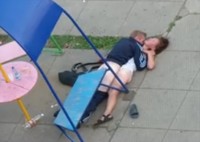 Пьяные в хлам трахаются на детской площадке