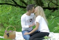 Красиво возбуждающее порно романтичной пары на летнем пикнике